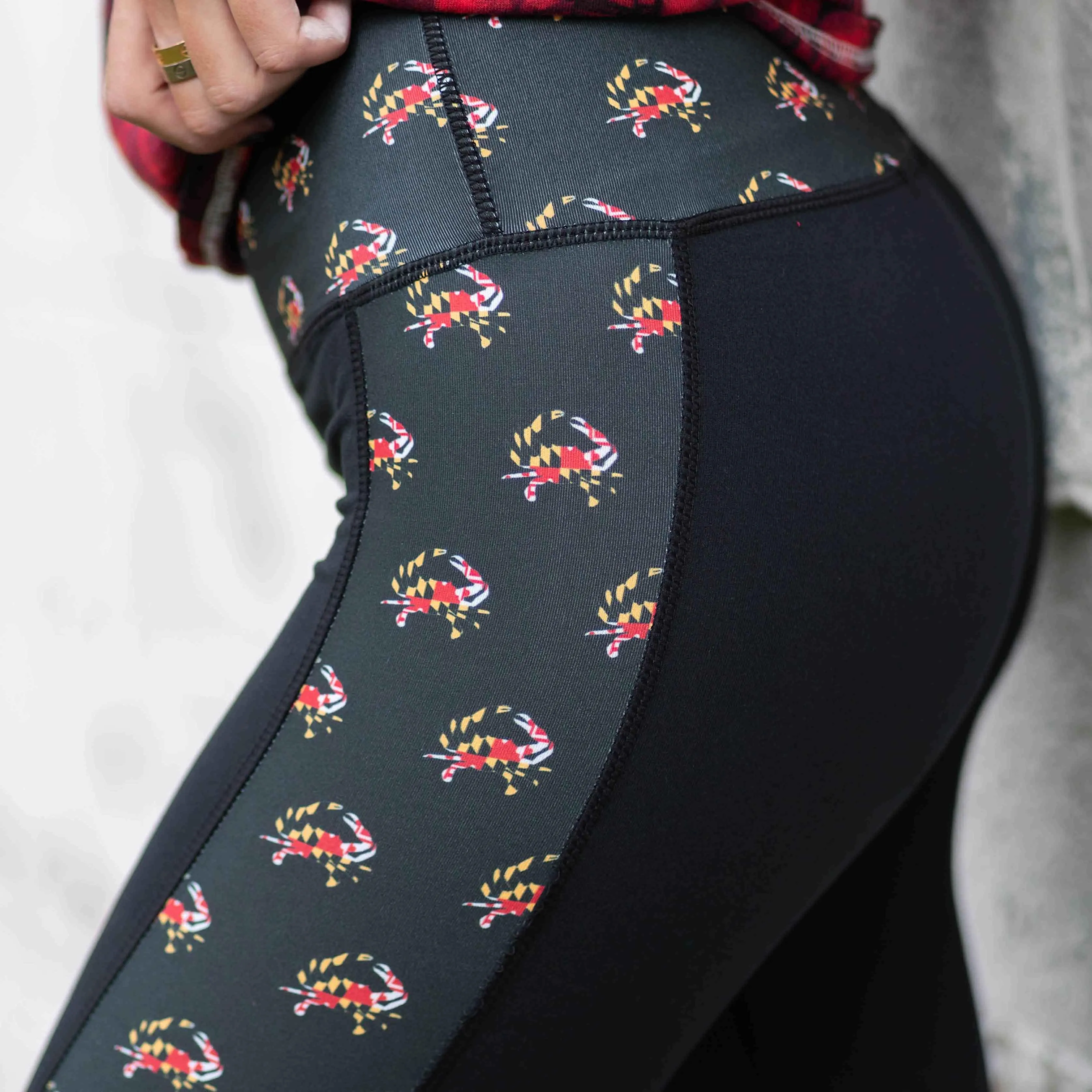 Maryland Flag Crab Pattern Sides (Black) / Yoga Leggings