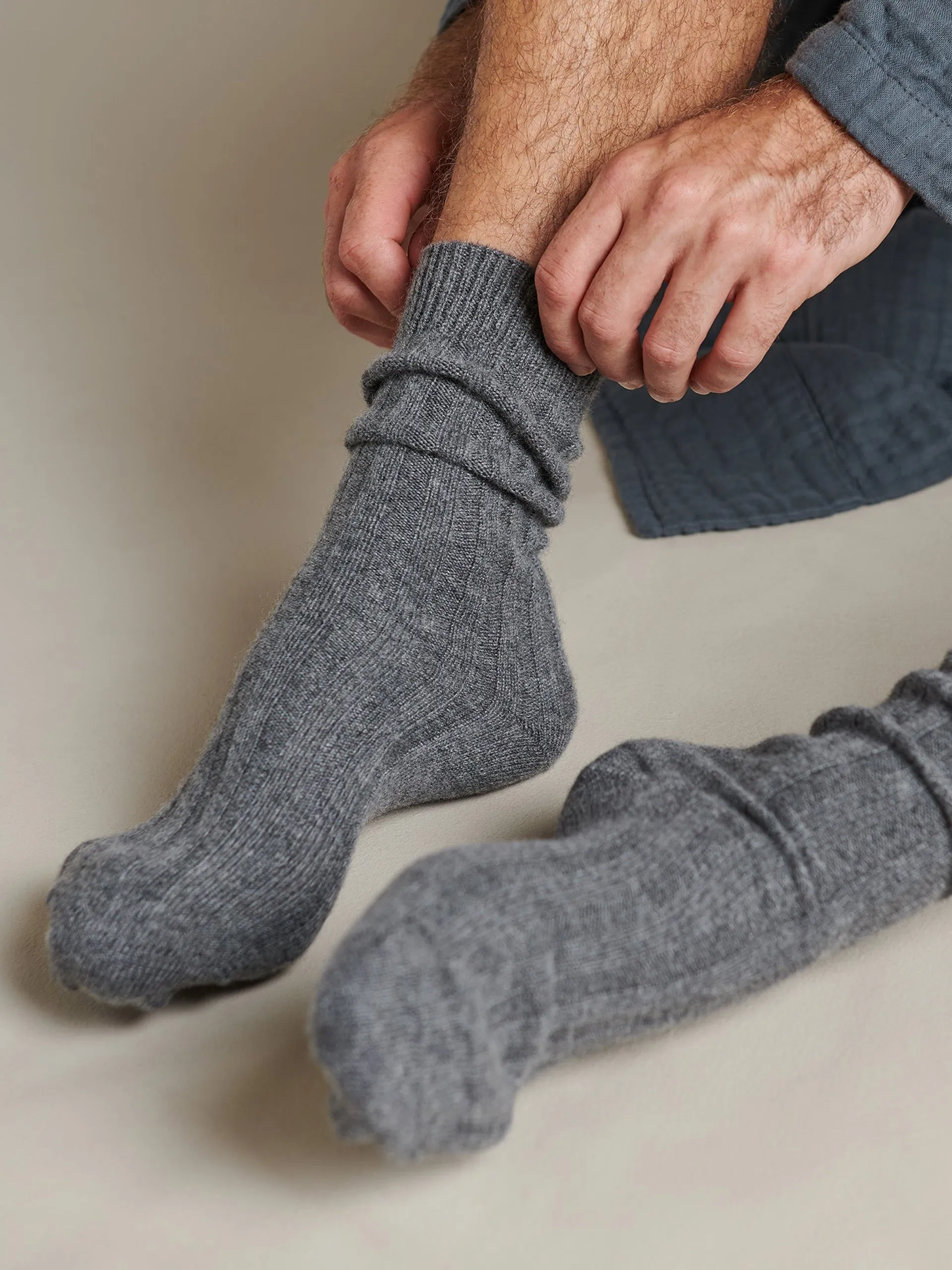 Men’s cashmere socks in Slate